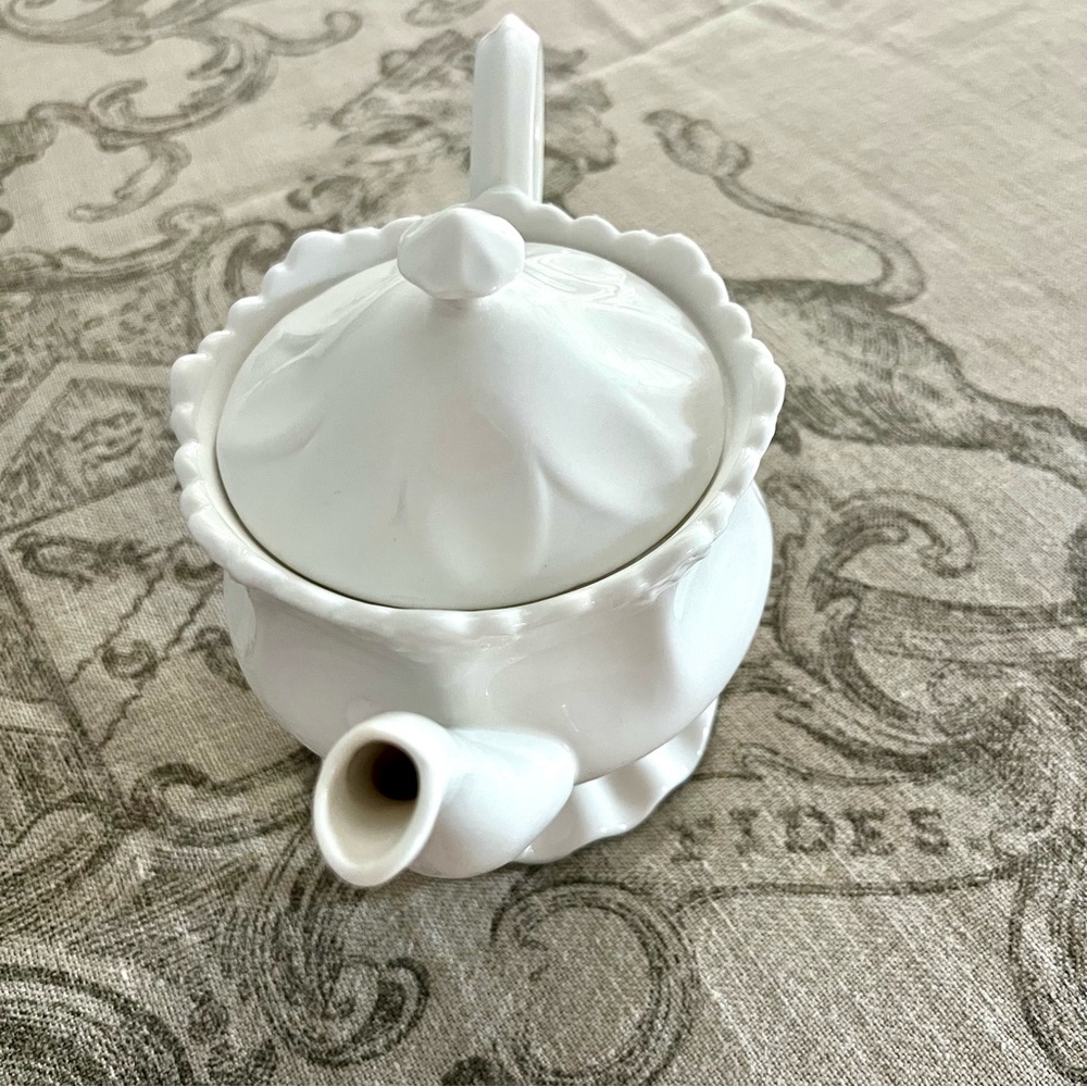 NWT GRACE'S TEAWARE EUROPEAN STYLE CERAMIC VICTORIAN OFF WHITE TEA/COFFEE POT - Picture 6 of 14
